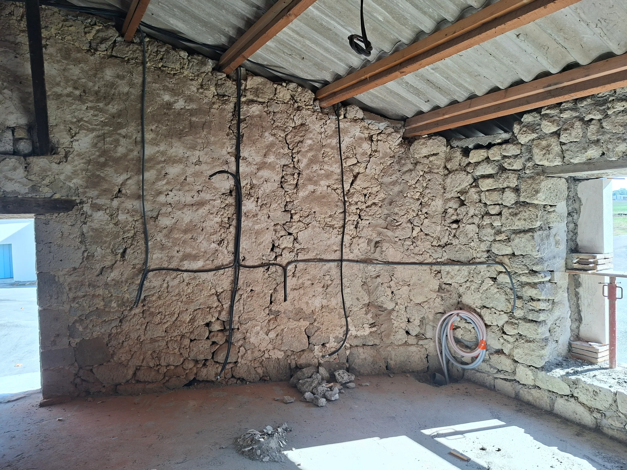 Alimentations électriques tirées dans une dépendance en pierre en rénovation
