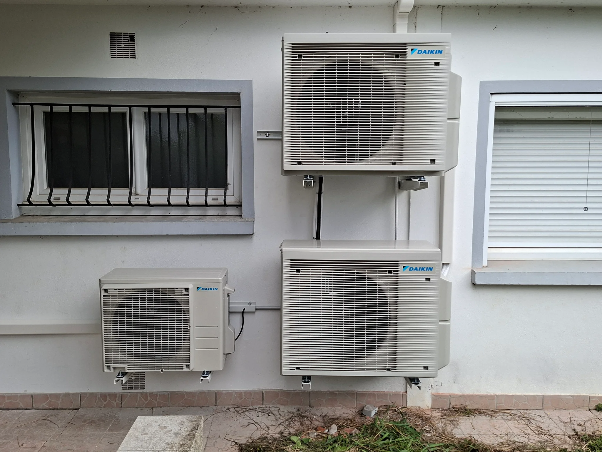 Unités extérieures de climatisation Daikin posées en façade