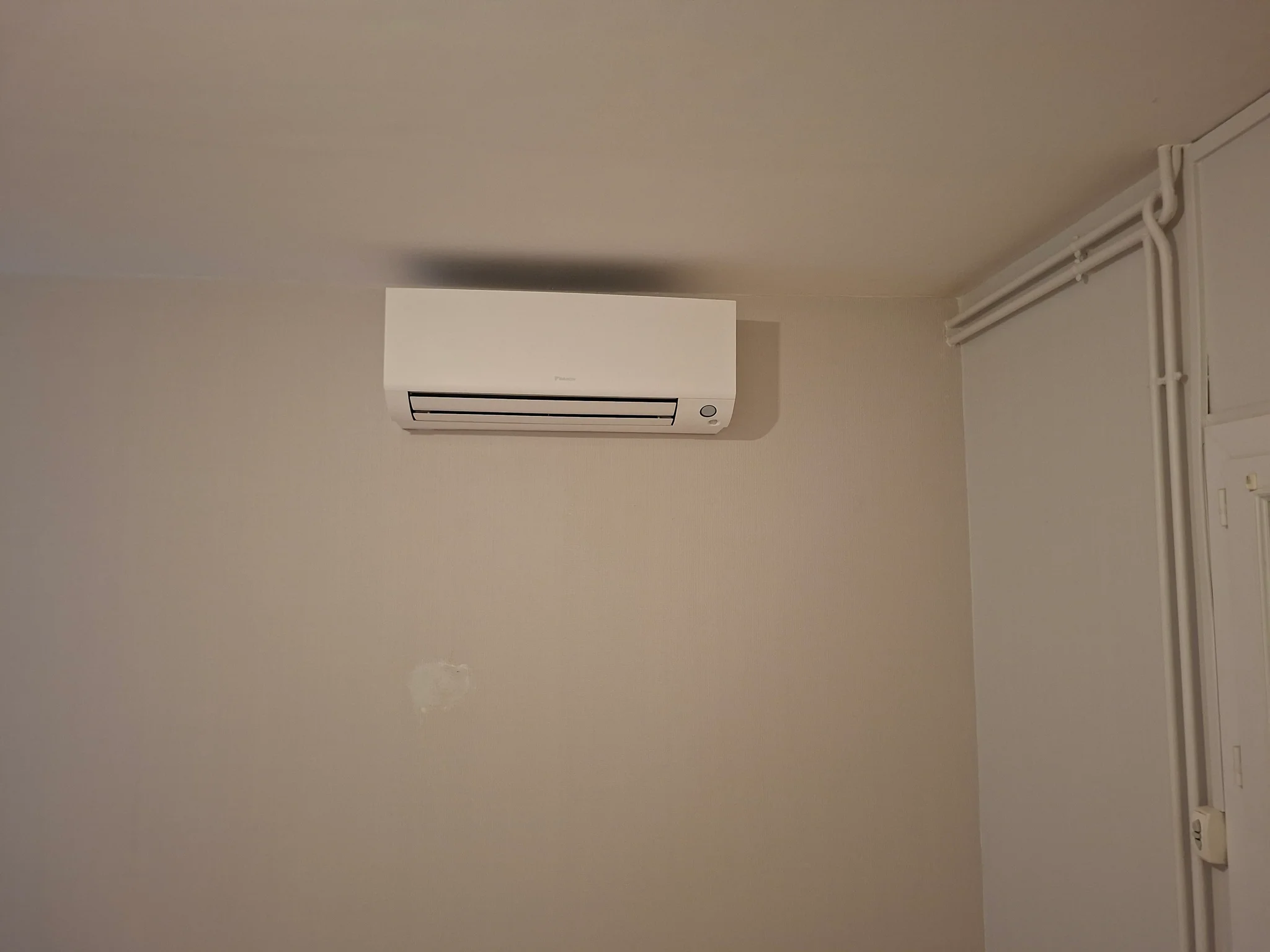 Unité intérieure de climatisation murale posée dans une chambre