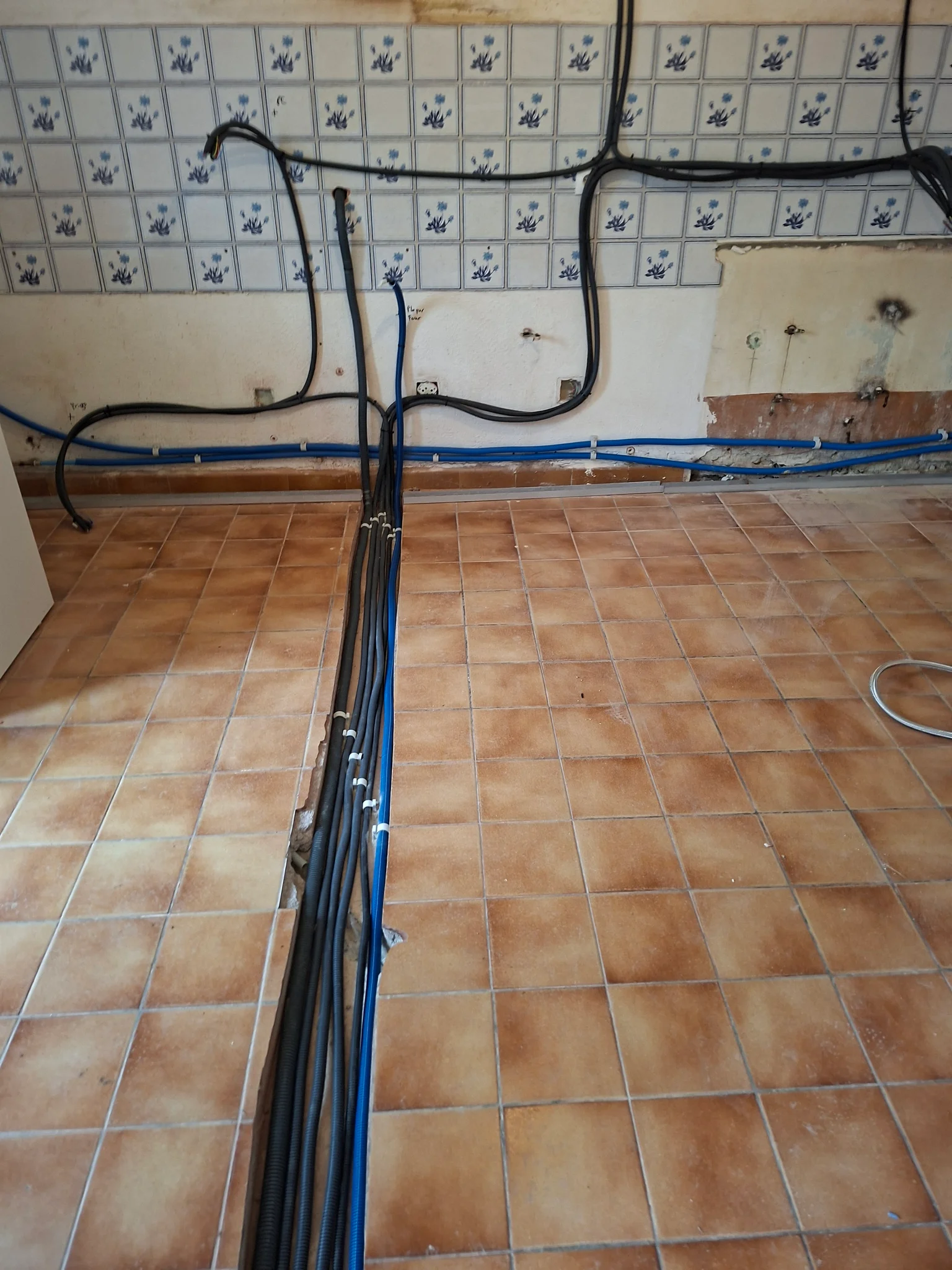 Alimentations électriques passées en saignée lors de la rénovation d'une cuisine