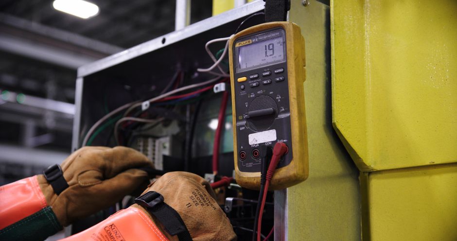 Électricien en intervention de dépannage sur un coffret électrique
