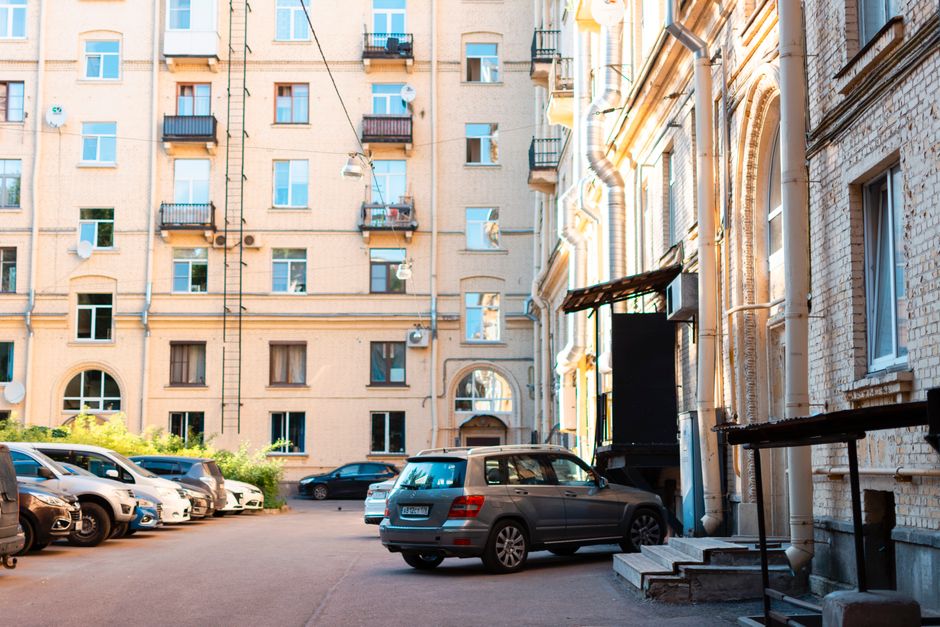 Cour d'immeuble résidentiel avec places de stationnement