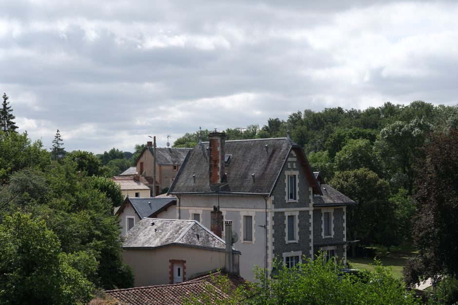 Maisons d'un village du Sud-Ouest entourées de verdure