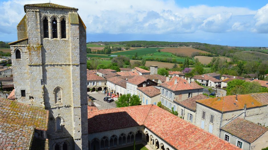 Campagne gersoise et village de La Romieu, près de Condom