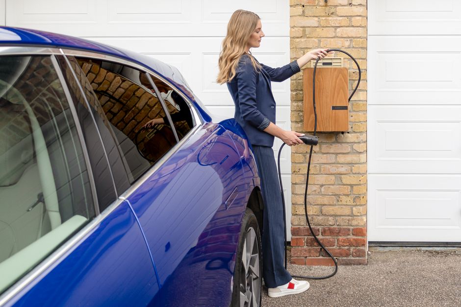 Recharge d'une voiture électrique sur une borne murale à domicile