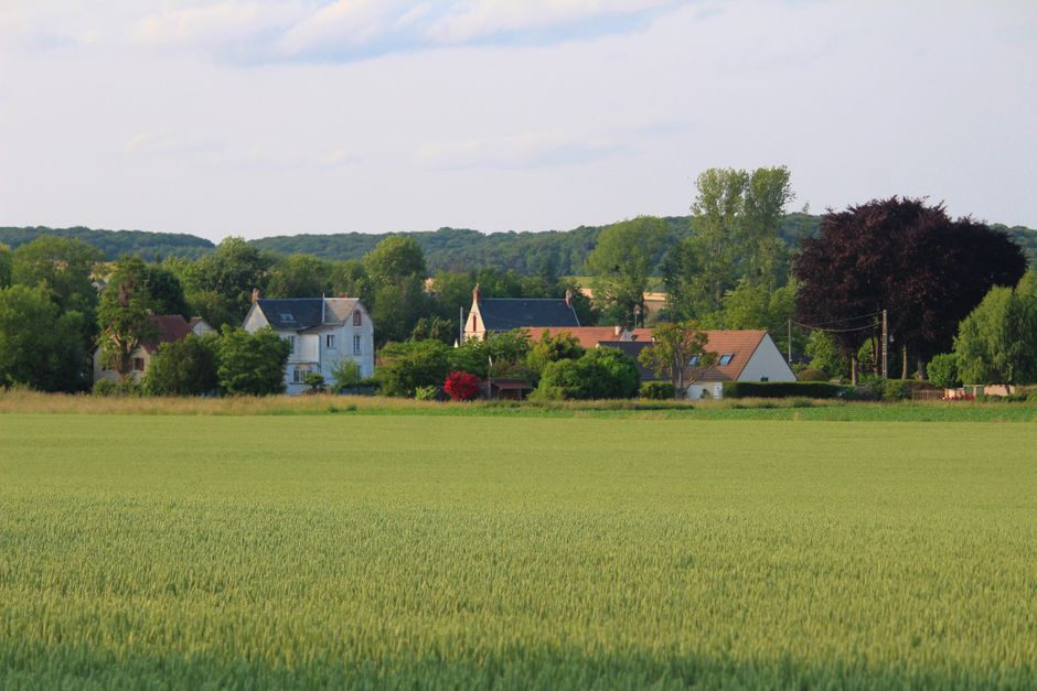 Paysage de village et de campagne verdoyante