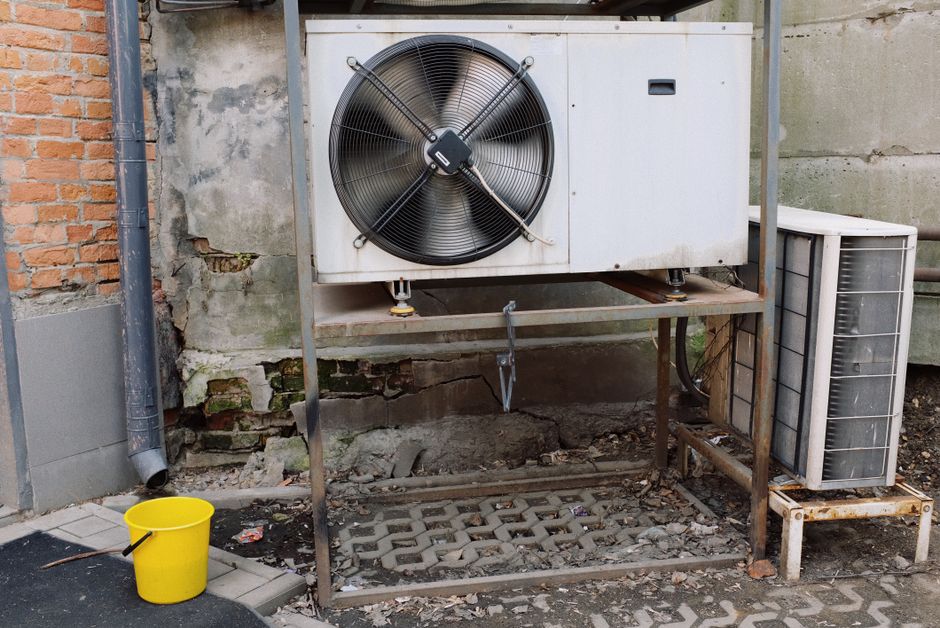 Unités extérieures de climatisation fixées sur la façade d'un bâtiment