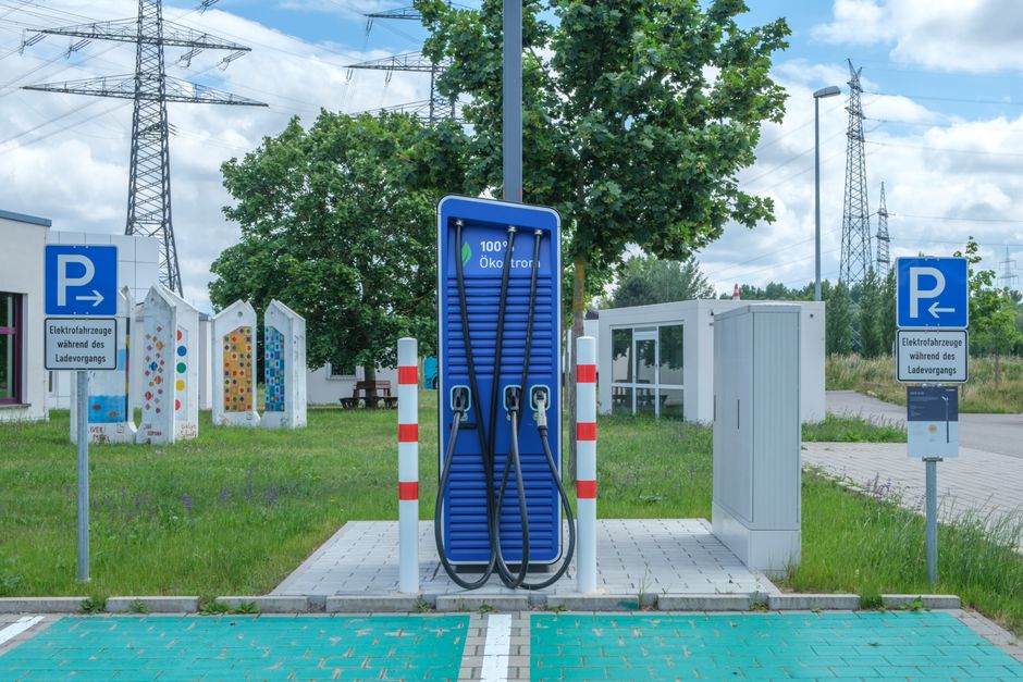 Borne de recharge rapide pour véhicules électriques sur un parking