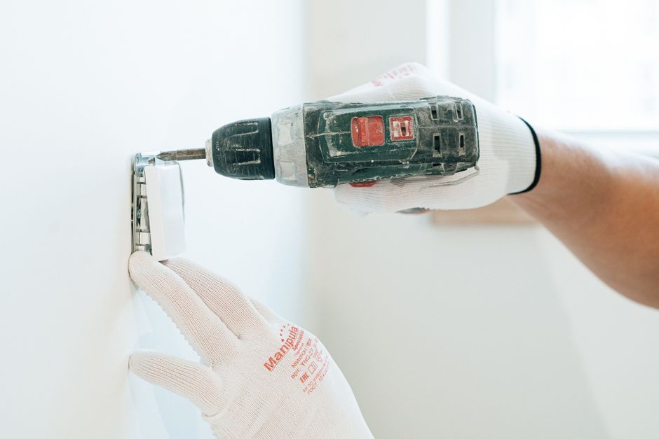 Pose d'une prise électrique murale à la visseuse