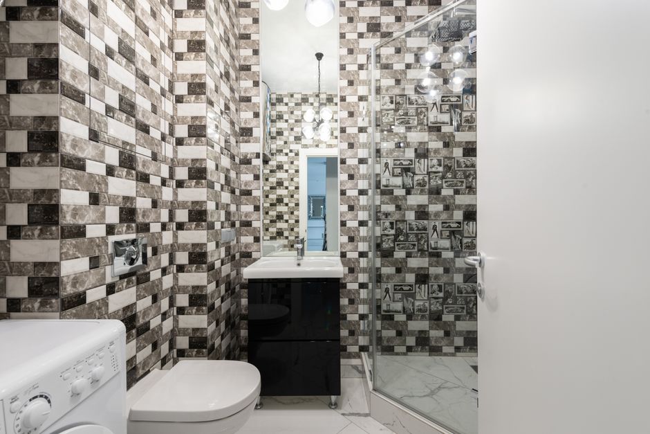 Salle d'eau avec douche et lave-linge, pièce humide