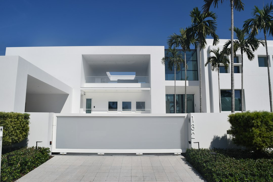 Portail coulissant blanc devant une maison